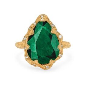 Queen Emerald with sprinkled diamonds